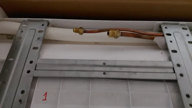 Conexiones de cobre de un aire acondicionado listas para instalar