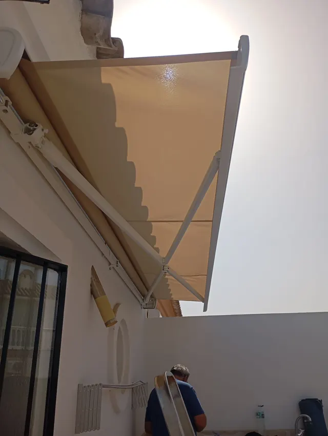Montaje de un toldo en una terraza