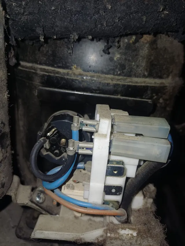 Relé de arranque y protector del compresor de un frigorífico