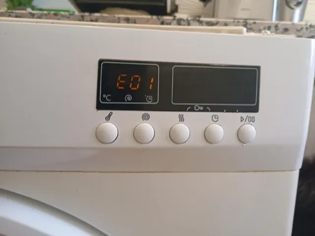 Lavadora mostrando el error E01