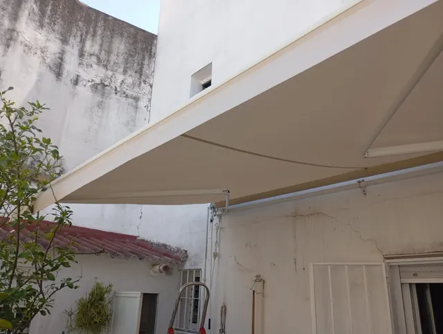 Toldo instalado en un patio de Sevilla