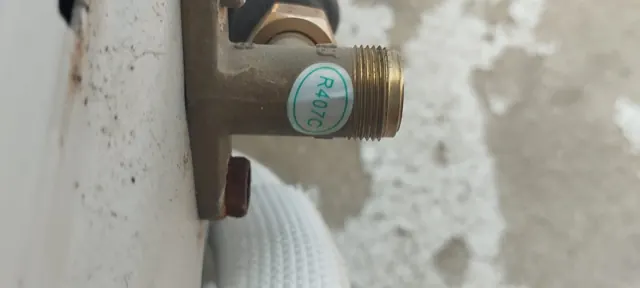 Válvula de servicio de gas refrigerante R407C en una unidad exterior